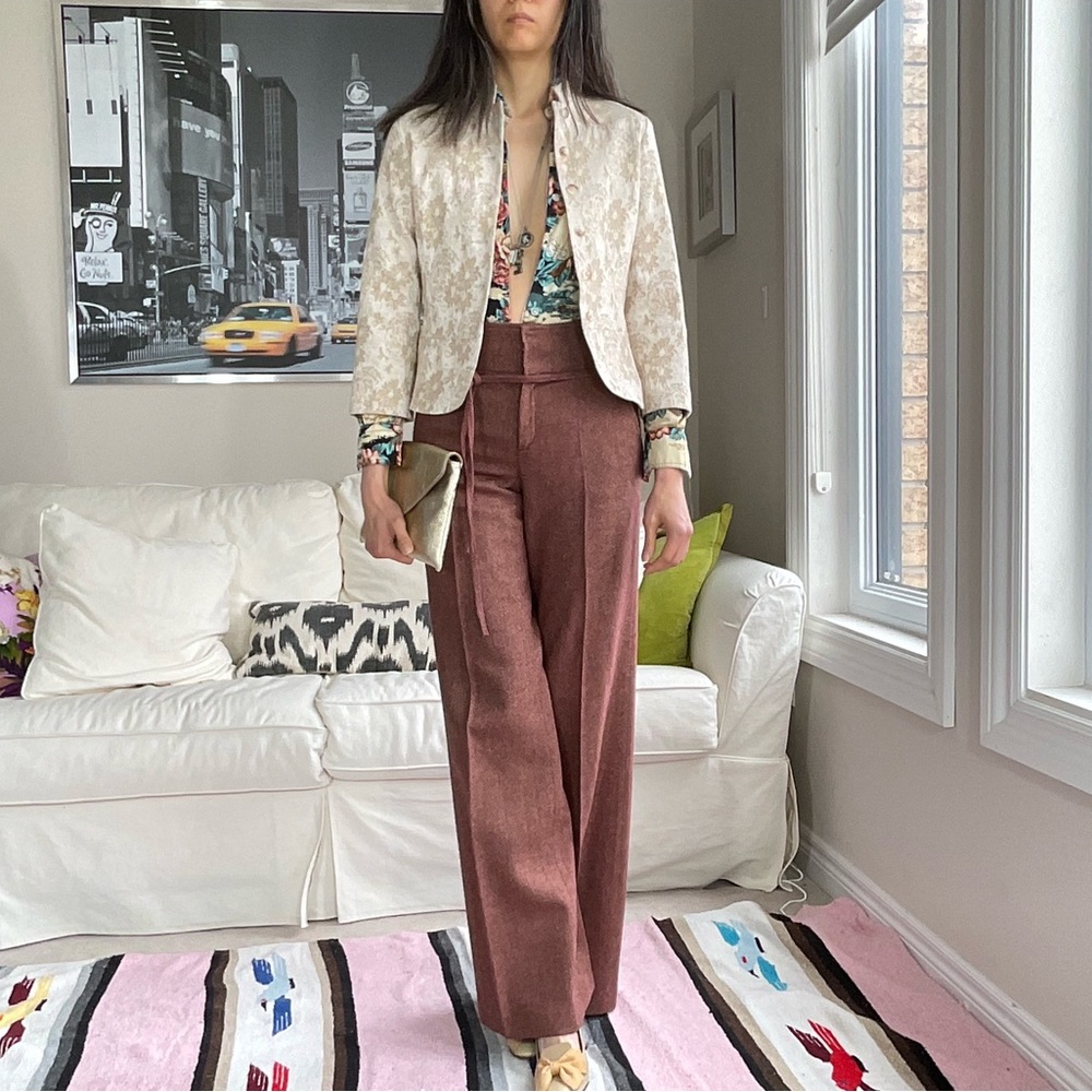 Beige floral 3/4 length sleeve fitted blazer